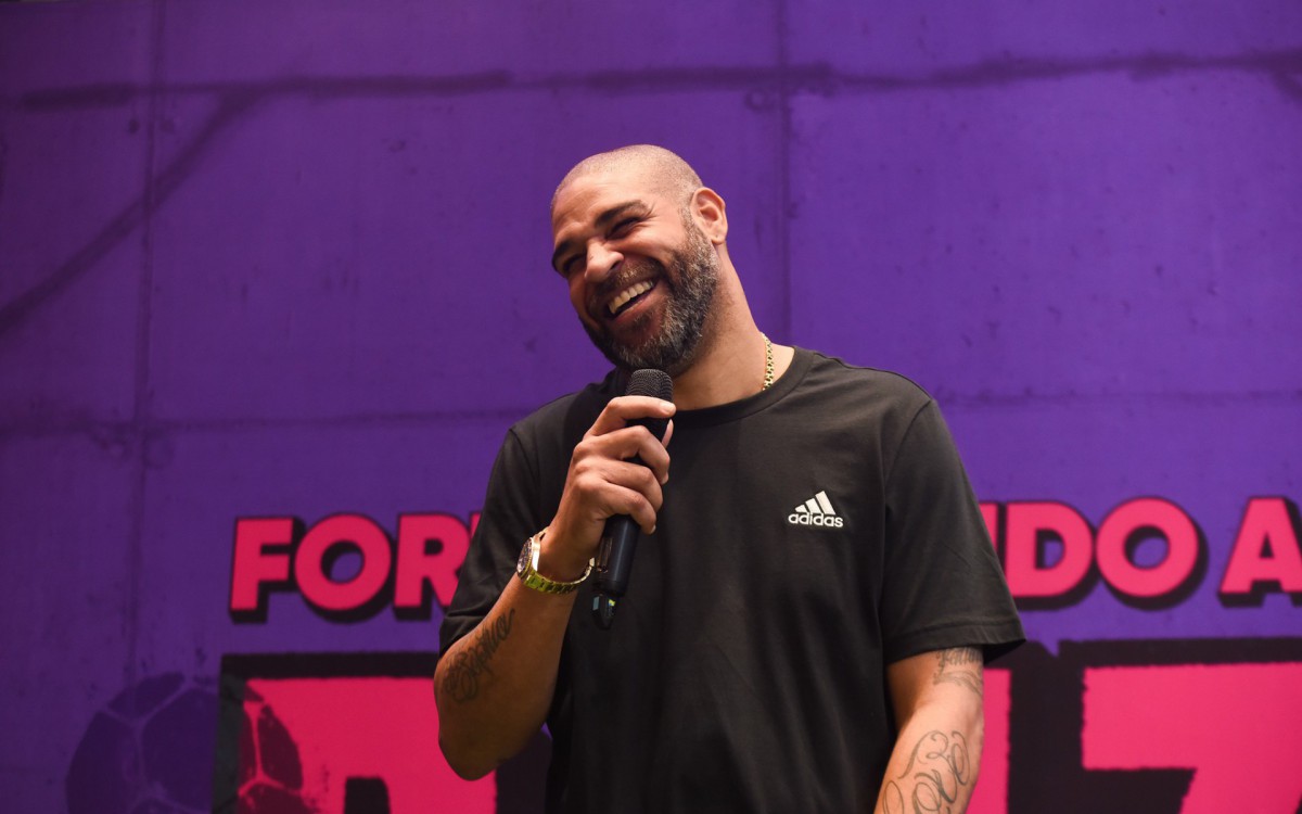 Adriano Imperador faz sucesso com f&atilde;s em evento em S&atilde;o Paulo