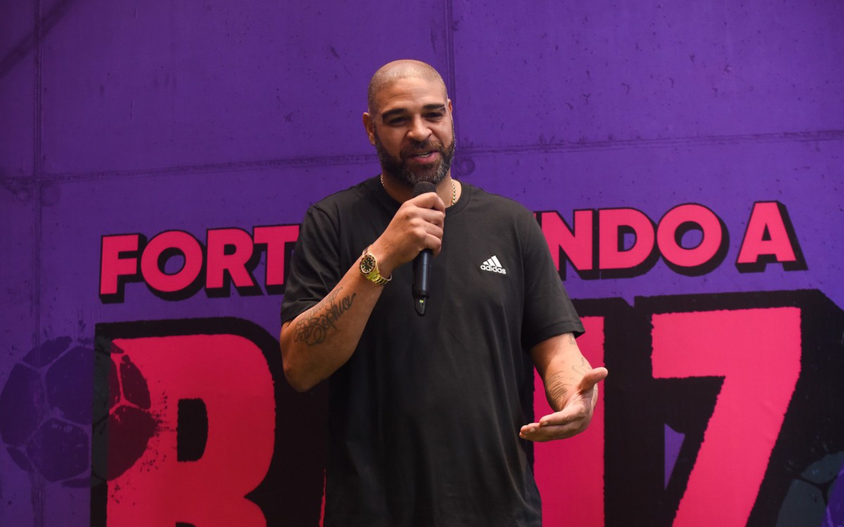 Adriano Imperador faz sucesso com f&atilde;s em evento em S&atilde;o Paulo
