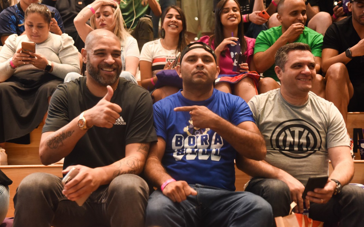 Adriano Imperador faz sucesso com f&atilde;s em evento em S&atilde;o Paulo