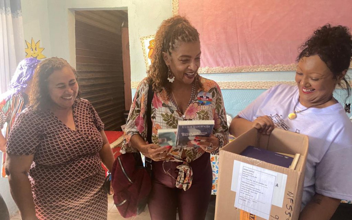 Elisa Lucinda visita abertura da nova biblioteca comunitária na Comunidade Chico Mendes