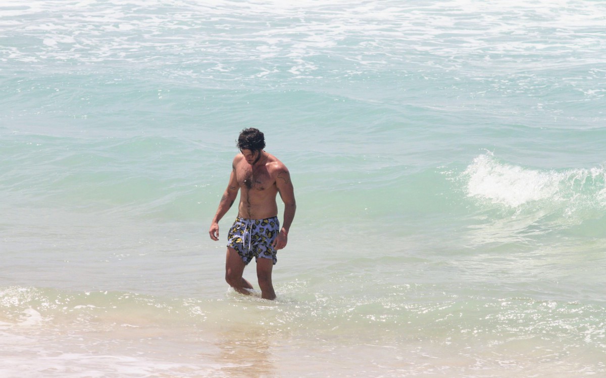 Chay Suede treina boxe na orla do Rio e depois d&aacute; um mergulho no mar