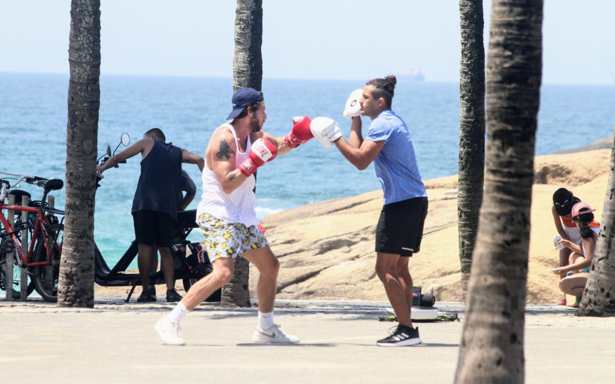 Chay Suede treina boxe na orla do Rio e depois dá um mergulho no mar - Dan Delmiro / Ag. News