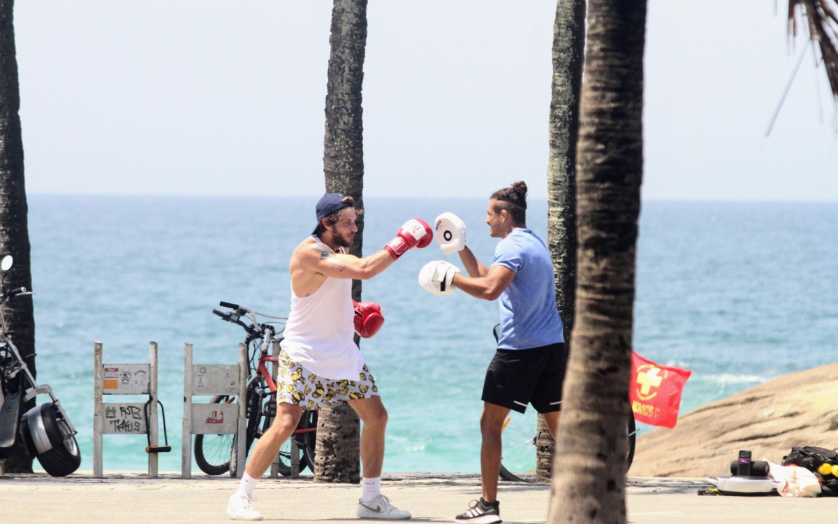 Chay Suede treina boxe na orla do Rio e depois d&aacute; um mergulho no mar