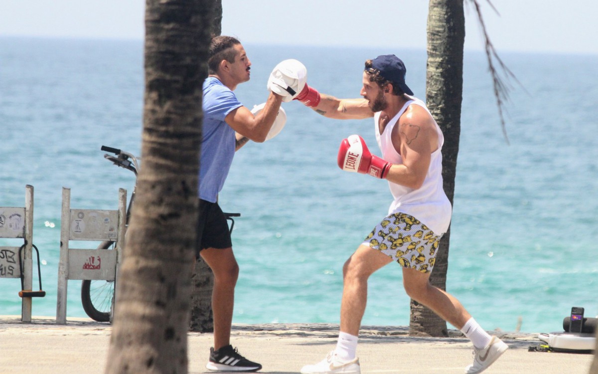 Chay Suede treina boxe na orla do Rio e depois d&aacute; um mergulho no mar