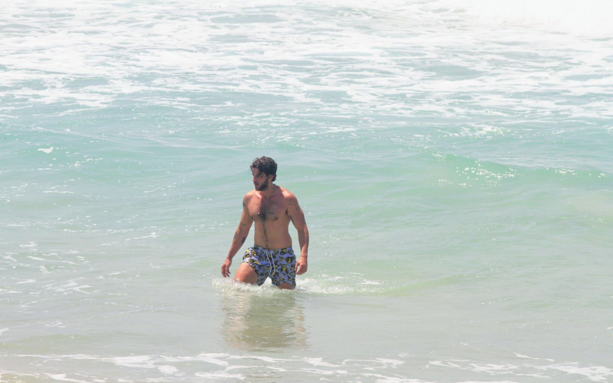 Chay Suede treina boxe na orla do Rio e depois d&aacute; um mergulho no mar