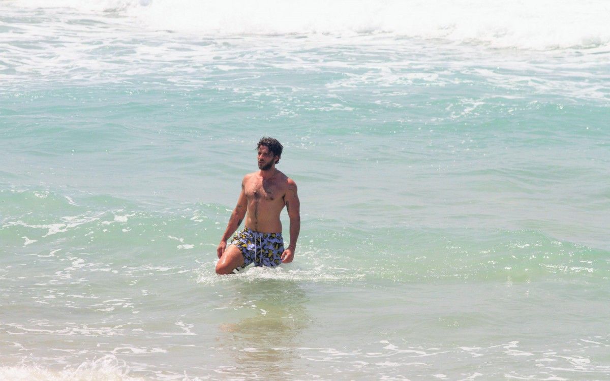 Chay Suede treina boxe na orla do Rio e depois d&aacute; um mergulho no mar