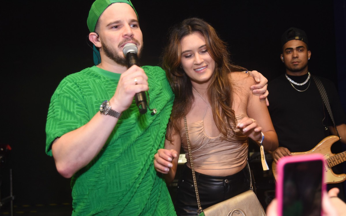 Bia Bonemer sobe ao palco do show de Matheus Fernandes em S&atilde;o Paulo