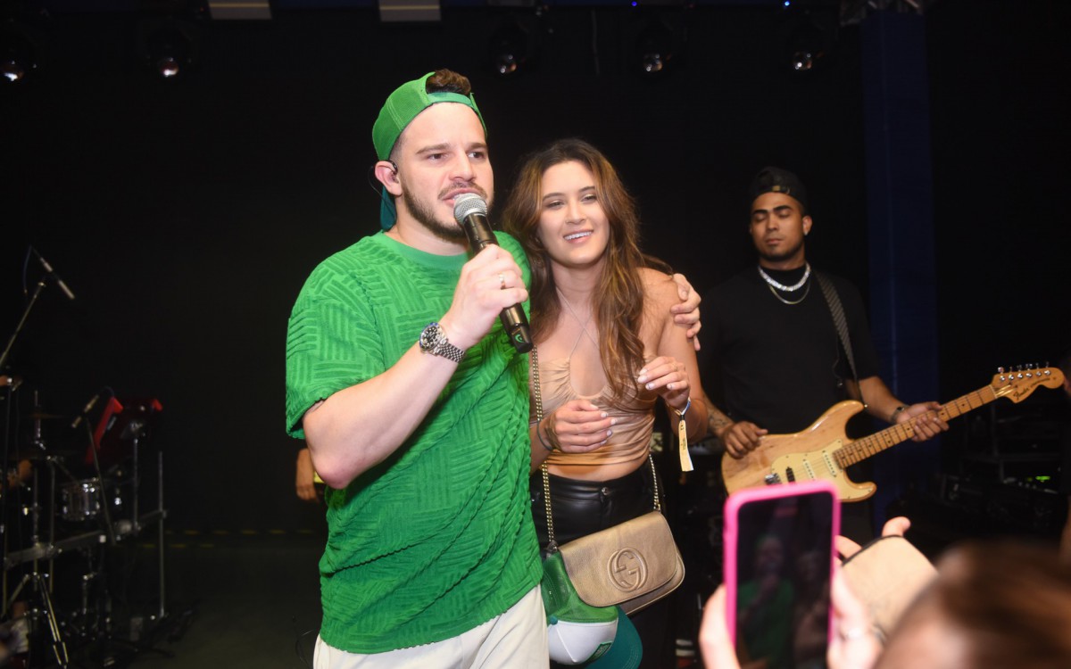 Bia Bonemer sobe ao palco do show de Matheus Fernandes em S&atilde;o Paulo