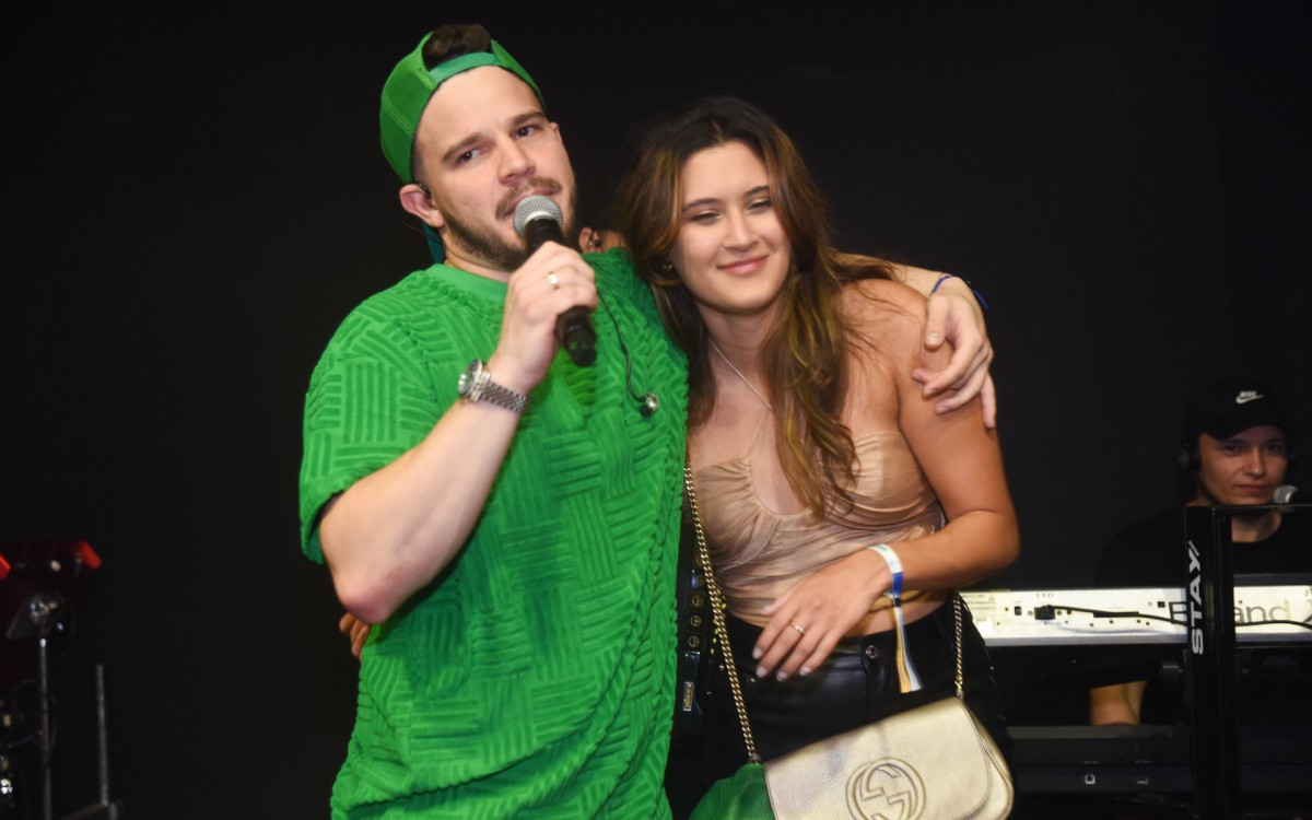 Bia Bonemer sobe ao palco do show de Matheus Fernandes em S&atilde;o Paulo