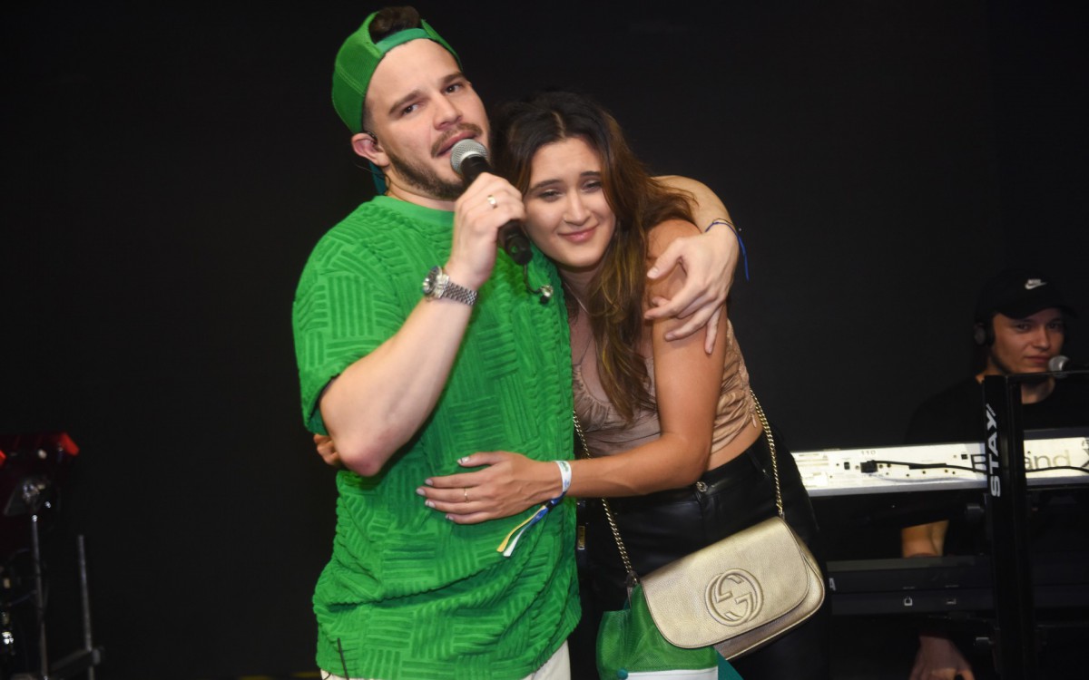 Bia Bonemer sobe ao palco do show de Matheus Fernandes em S&atilde;o Paulo