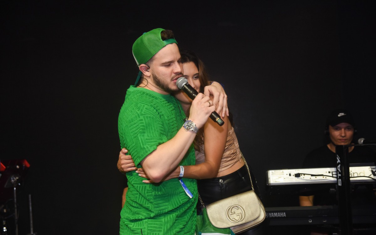 Bia Bonemer sobe ao palco do show de Matheus Fernandes em S&atilde;o Paulo