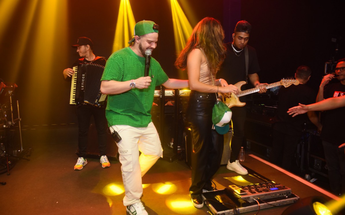 Bia Bonemer sobe ao palco do show de Matheus Fernandes em S&atilde;o Paulo