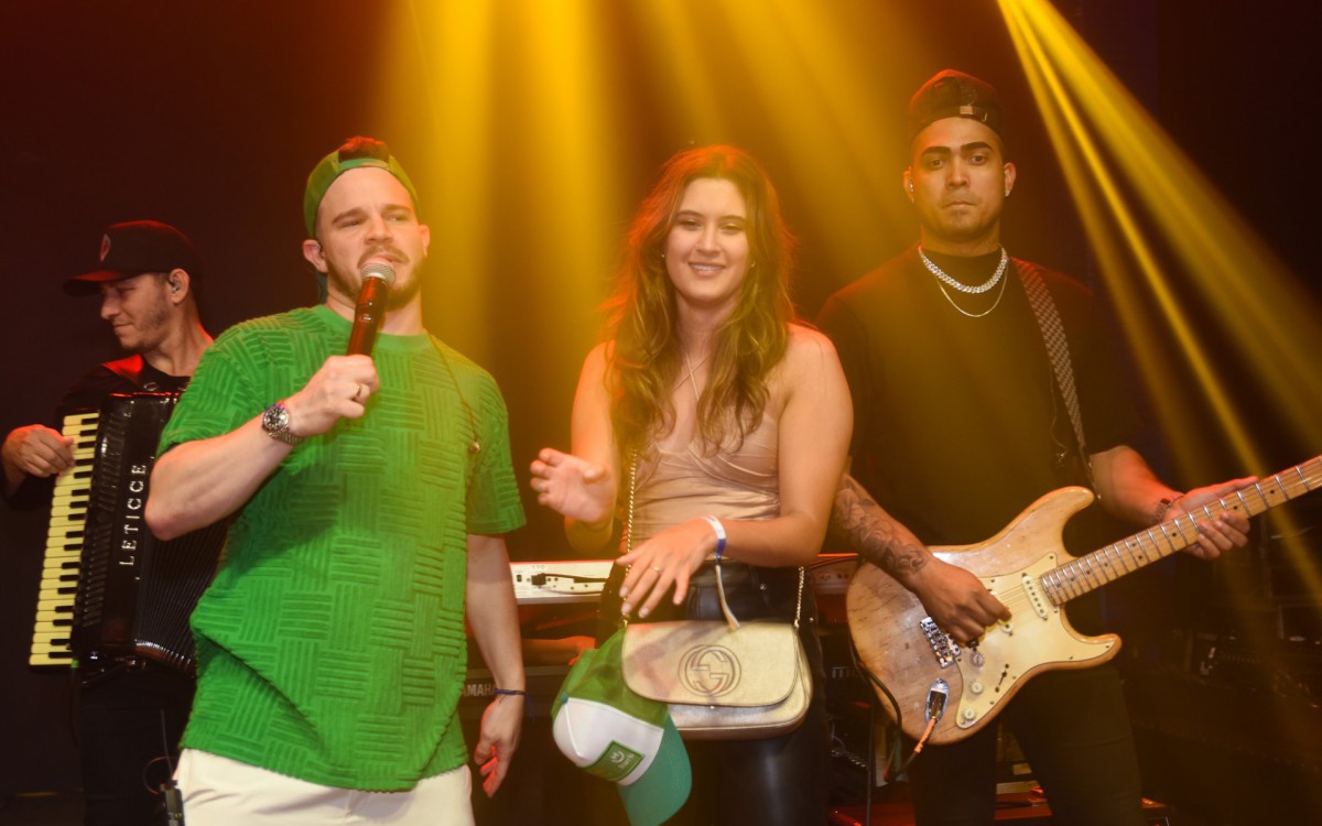 Bia Bonemer sobe ao palco do show de Matheus Fernandes em S&atilde;o Paulo