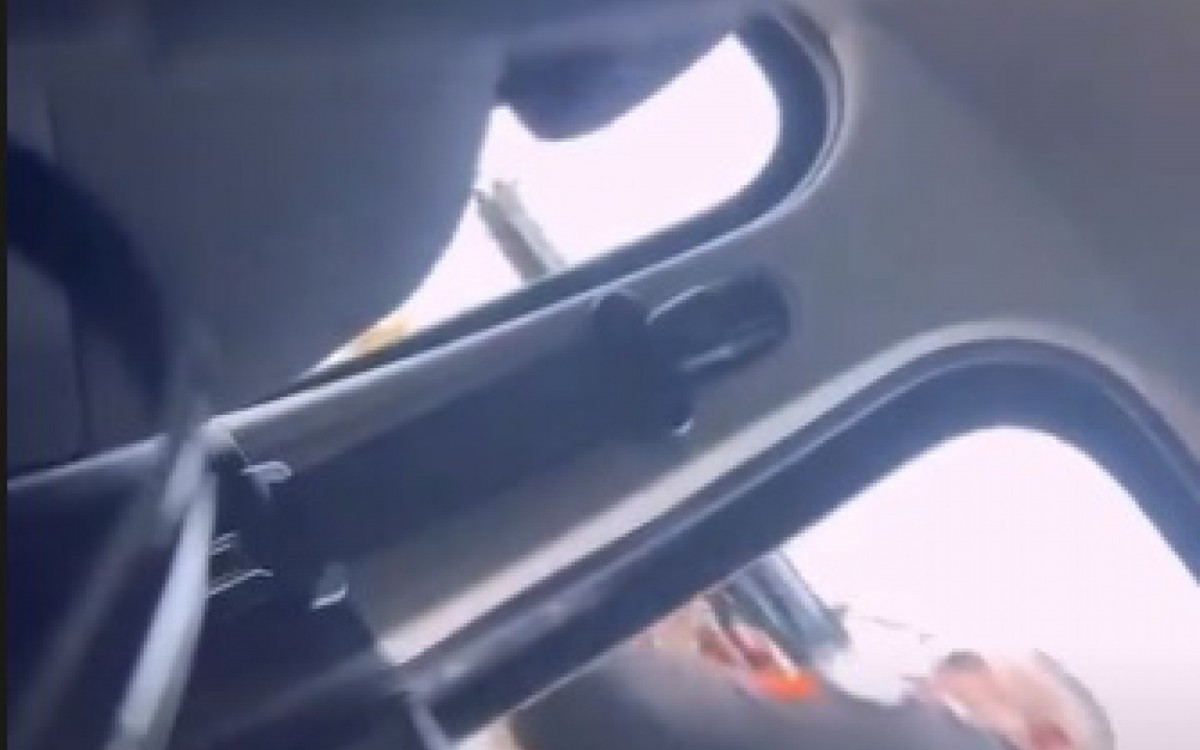 Cantora que se apresentaria na festa ficou no meio do fogo cruzado