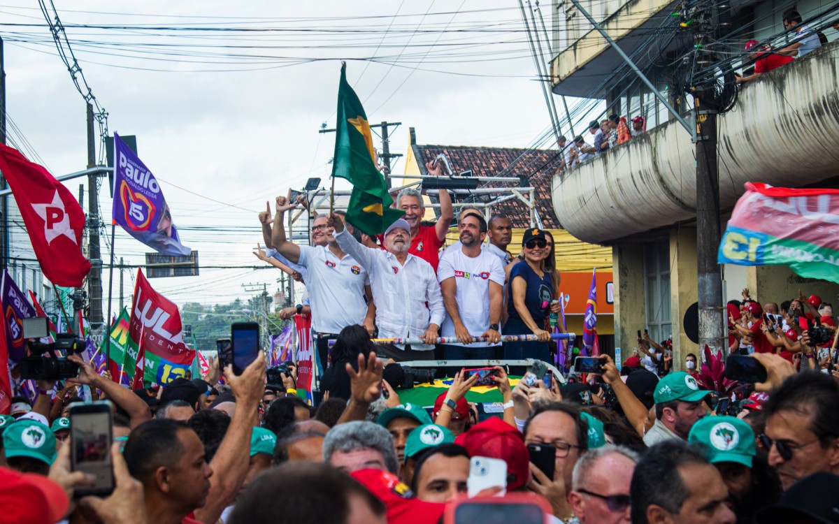 Na &uacute;ltima visita ao Rio, Lula levou uma multid&atilde;o para o ato no Complexo do Alem&atilde;o