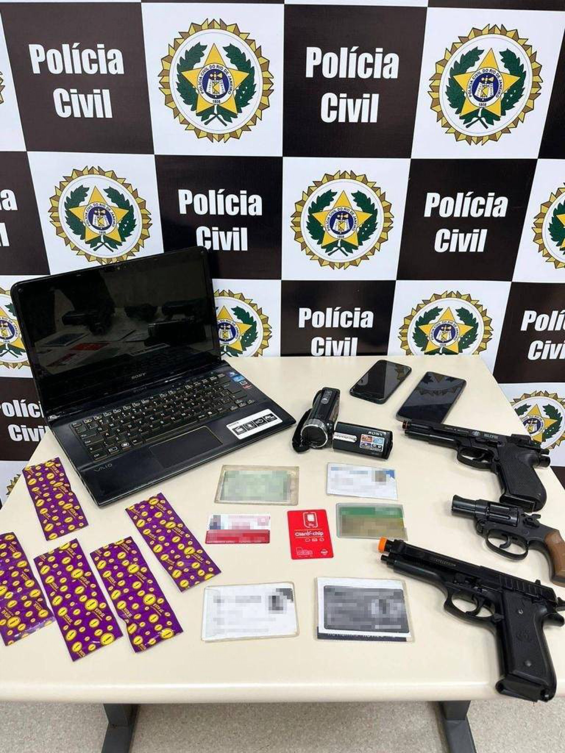 Materiais apreendidos na casa do suspeito