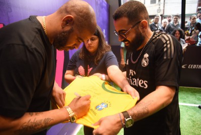 Adriano Imperador faz sucesso com fãs durante evento em São Paulo