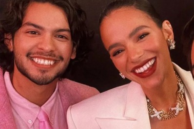 Bruna Marquezine e Xolo Maridueña prestigiam première de filme em Nova York
