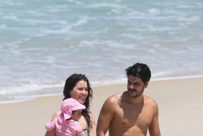 Nathalia Dill curte dia de praia com a filha e o marido