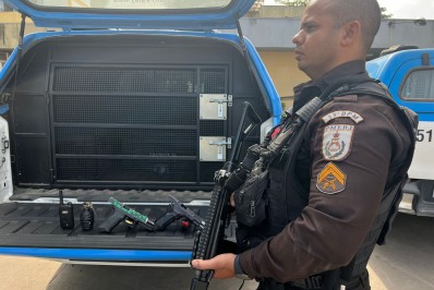 PM prende dupla com pistolas e granada em operação no Parque Floresta, em Belford Roxo