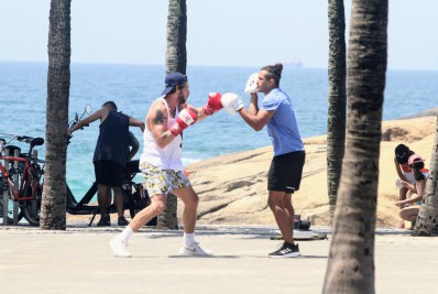 Chay Suede treina boxe na orla do Rio e dá mergulho no mar