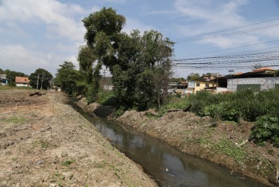 Trabalho de limpeza e recuperação dos rios chega ao bairro Rio do Ouro