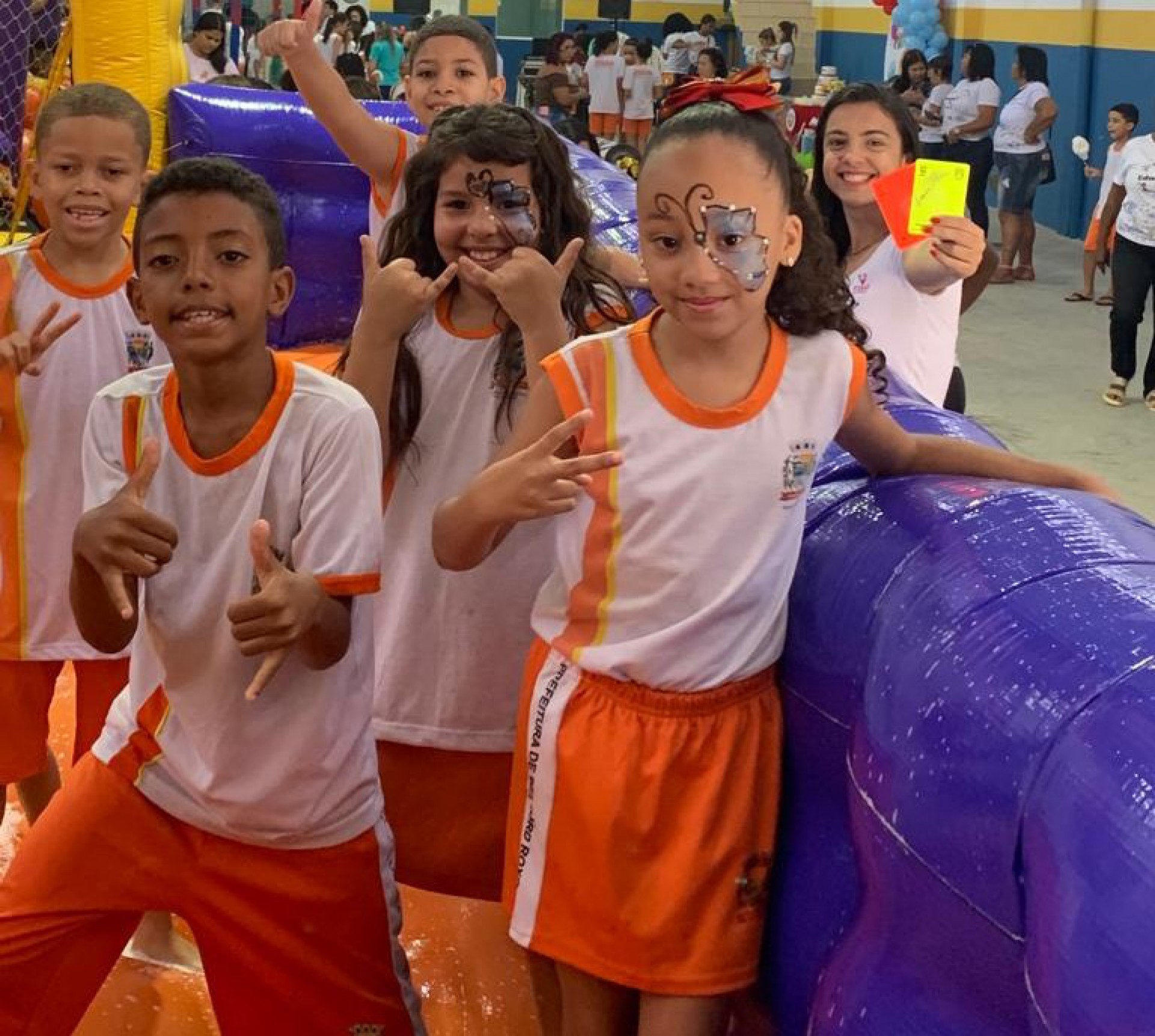 Alunos da Escola Municipal Sargento Euclides Alves se divertiram tamb&eacute;m com a &aacute;rbitra Luciana Mafra (D) - Divulga&ccedil;&atilde;o