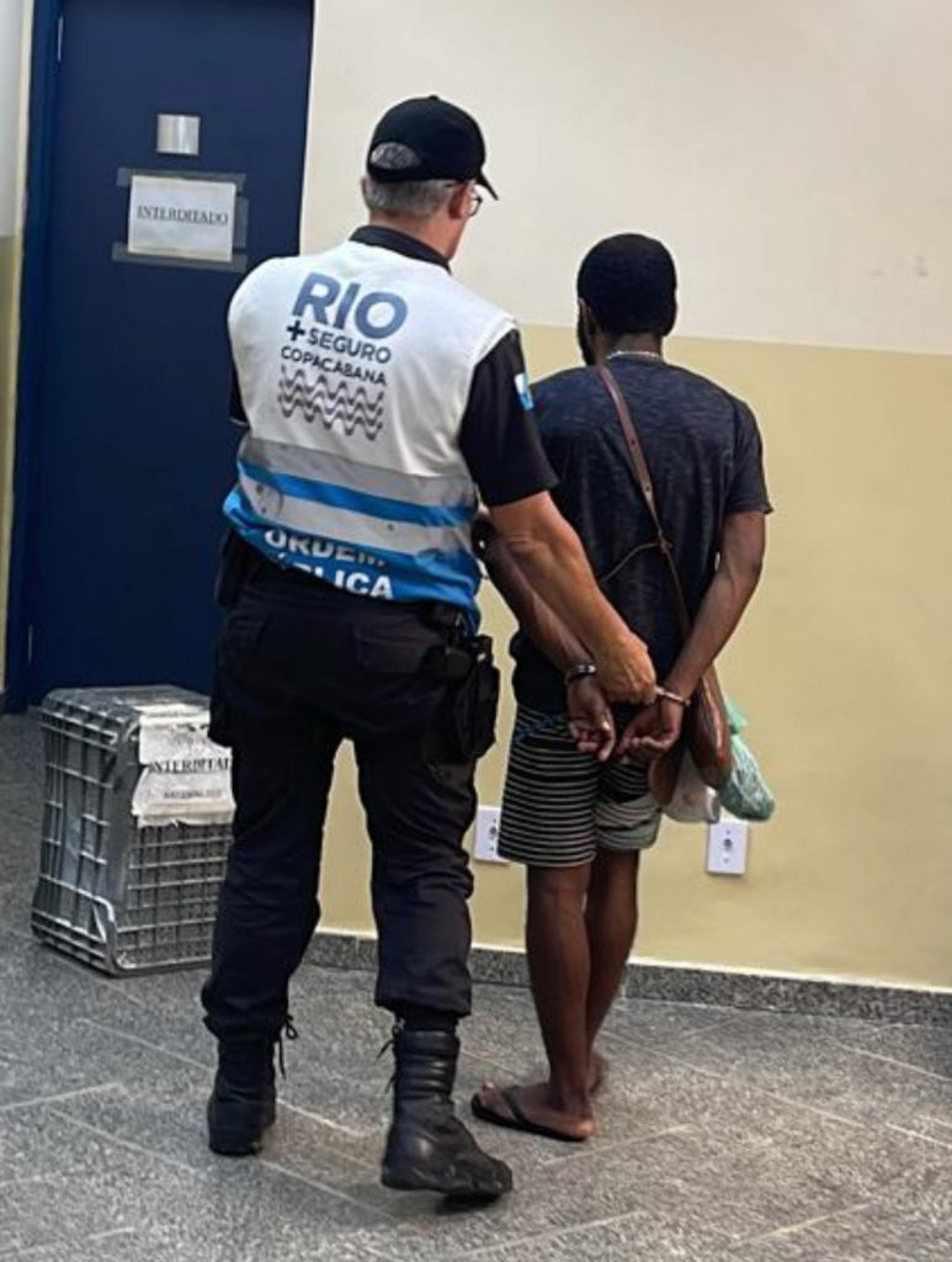 Homem foi preso por agredir a mulher, em Copacabana, na Zona Sul