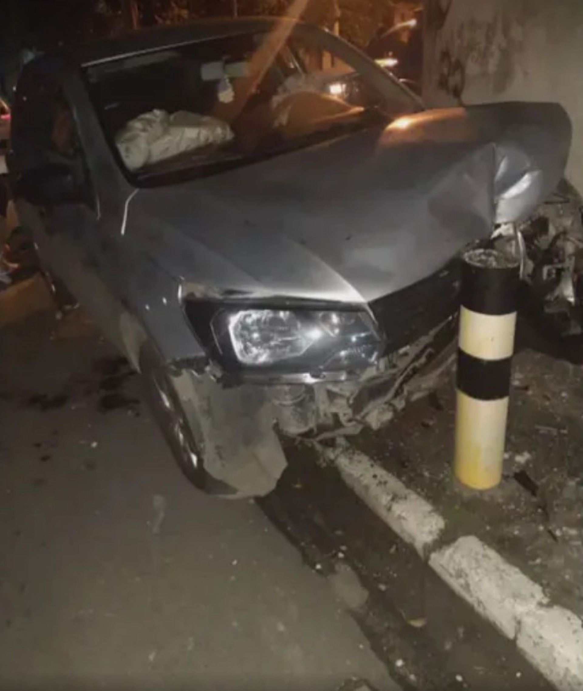 Após ser baleado, o carro de Renan Amorim ainda andou por alguns metros até bater - Reprodução