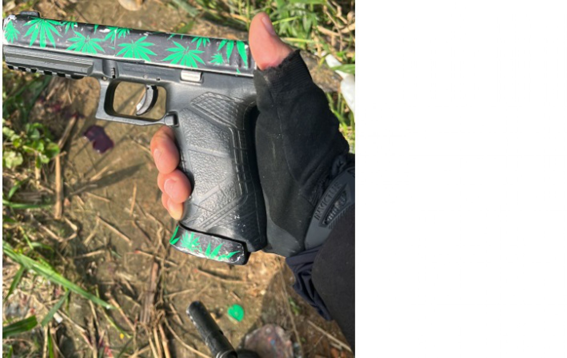 Uma das pistolas apreendidas na opera&ccedil;&atilde;o no Parque Floresta - Twitter / Pmerj
