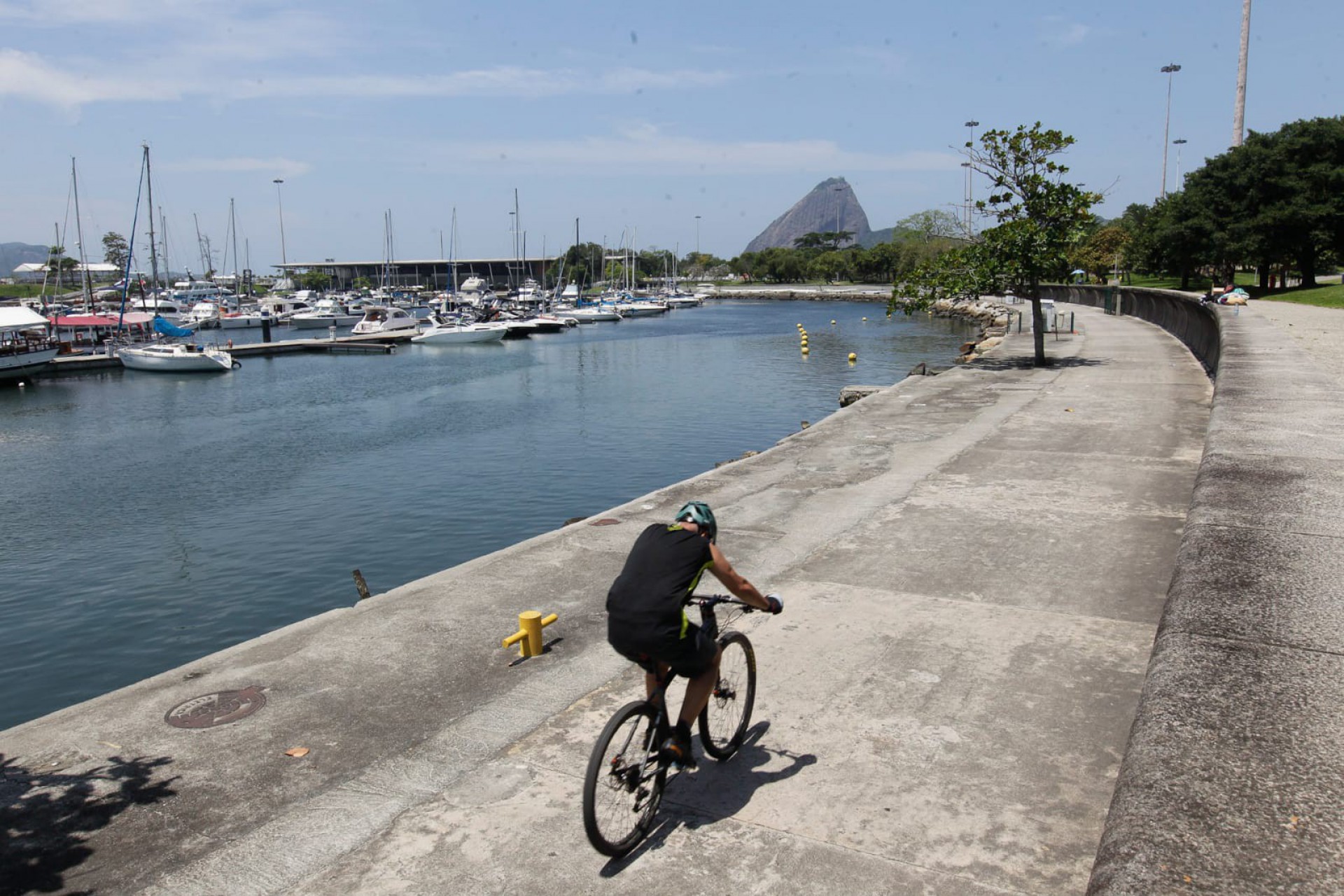 Cariocas aproveitam tempo firme pr&oacute;ximo ao Monumento aos Pracinhas, na Gl&oacute;ria, Zona Sul - Reginaldo Pimenta / Ag&ecirc;ncia O Dia