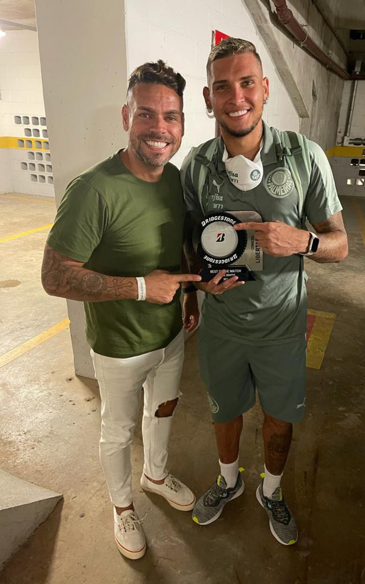 Carlos Costa e Navarro, ap&oacute;s atacante ser eleito melhor em campo em um jogo da Libertadores