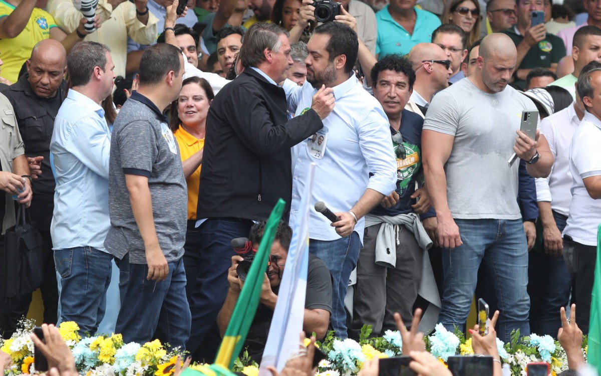 O candidato Jair Bolsonaro faz comício de campanha para presidência junto ao Governador do Rio de Janeiro Claudio Castro e o ex-prefeito de Caxias Washington Reis em Duque de Caxias, nesta sexta-feira (14).  - Pedro Ivo/ Agência O Dia