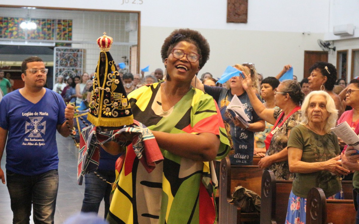 Fi&eacute;is expressaram toda a sua f&eacute; na Par&oacute;quia de Nossa Senhora Aparecida