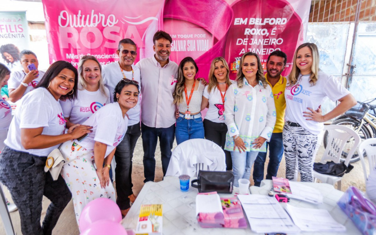 Secret&aacute;rios Christian Vieira e deputada Daniela do Waguinho com o pessoal da Sa&uacute;de