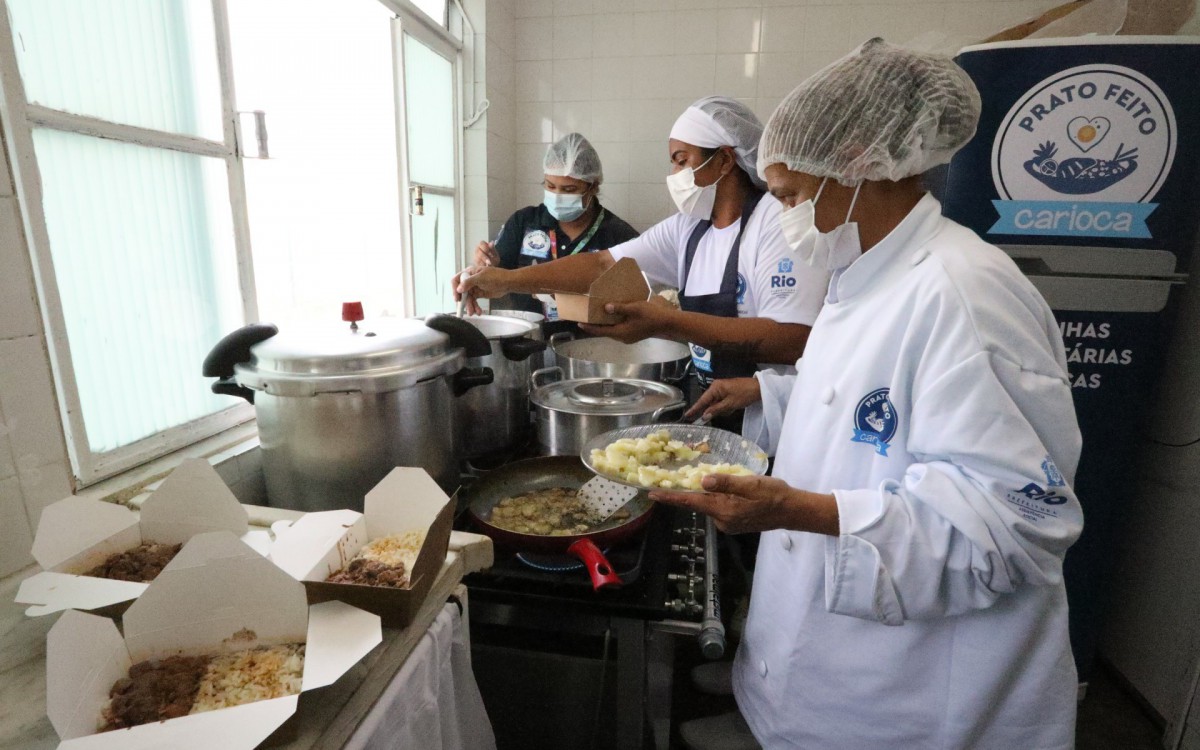 As Cozinhas Comunit&aacute;rias fazem refei&ccedil;&otilde;es e distribuem para a popula&ccedil;&atilde;o carente