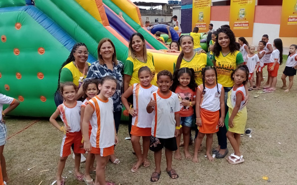 A diretora Eliane Calheiro da Escola Municipal Jos&eacute; Mariano dos Passos, com os alunos festejando o Dia das Crian&ccedil;as