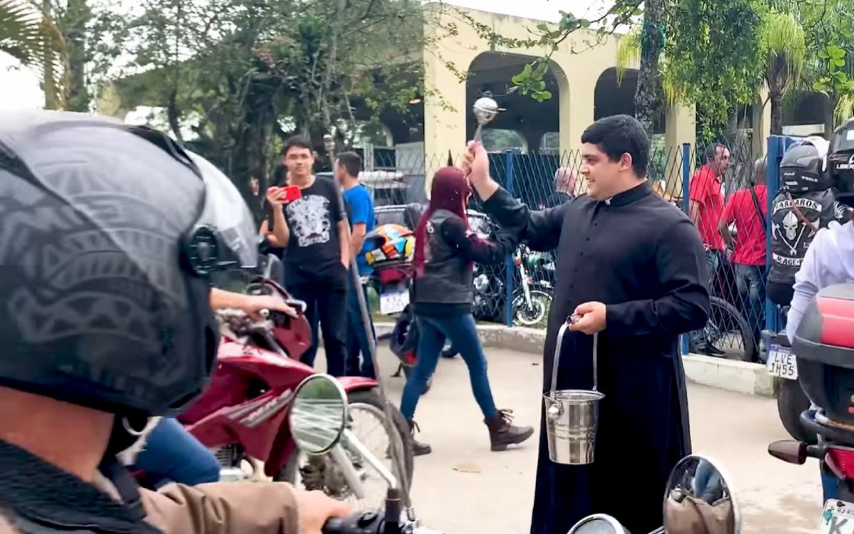 Padre aben&ccedil;oa os motociclistas