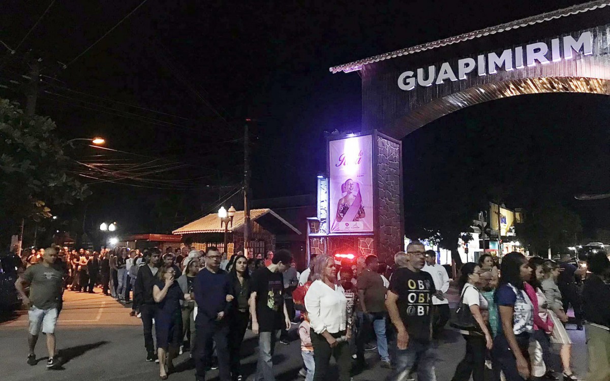 Prociss&atilde;o passa pelo p&oacute;rtico de Parada Modelo