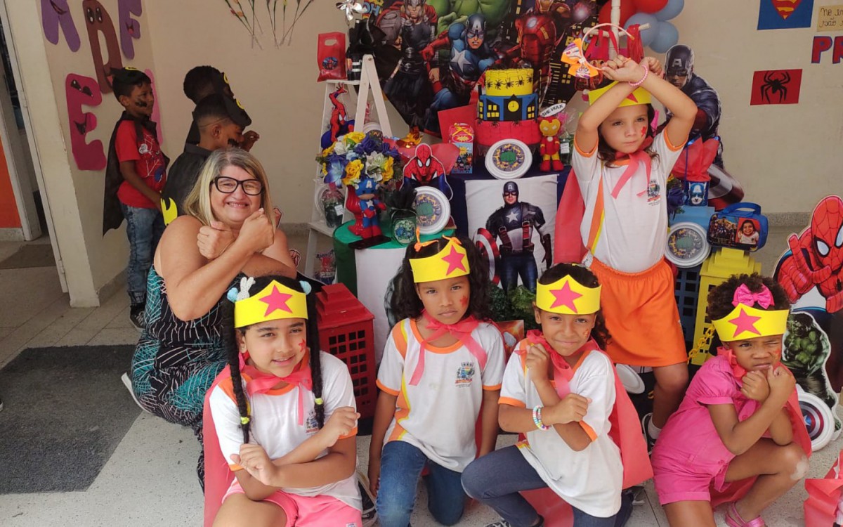 A diretora da Escola Municipal Alejandro Fernandez Nunez feliz com os alunos