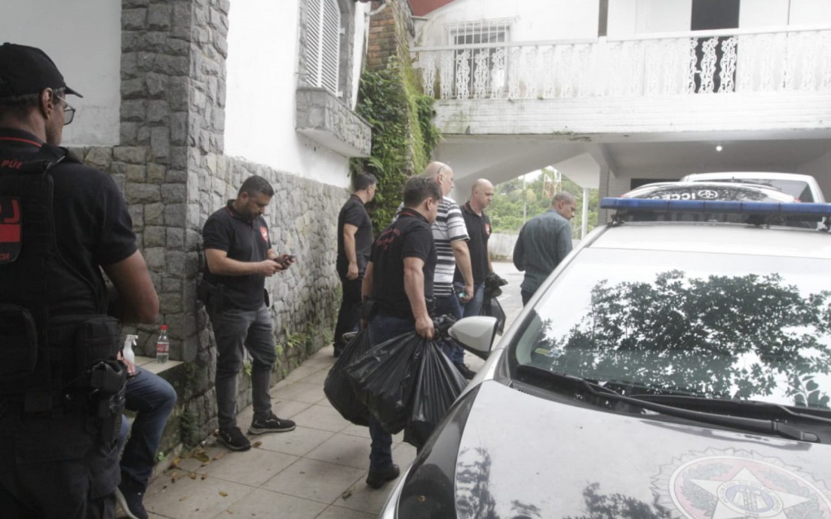 Material apreendido na opera&ccedil;&atilde;o sendo levado pela per&iacute;cia