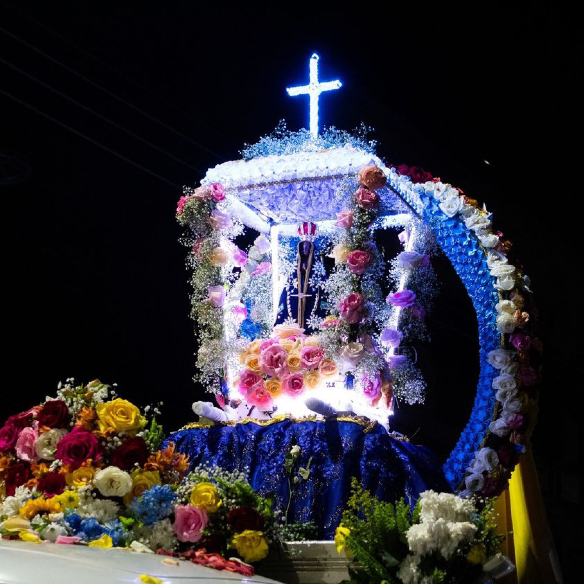 Na parte da noite, os fi&eacute;is devotos de Nossa Senhora sa&iacute;ram em prociss&atilde;o luminosa pelas principais ruas da cidade - Divulga&ccedil;&atilde;o
