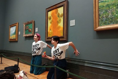 Ativistas jogam sopa de tomate no quadro ‘Girassóis’, de Van Gogh, em Londres