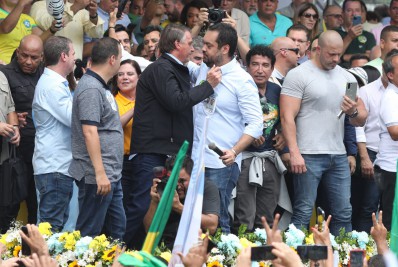 Palanque de Bolsonaro quase desaba em comício na Baixada; veja vídeo