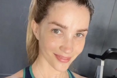 Ex-BBB Aline Gotschalg se emociona ao voltar a falar: 'Foi um processo lento e difícil'