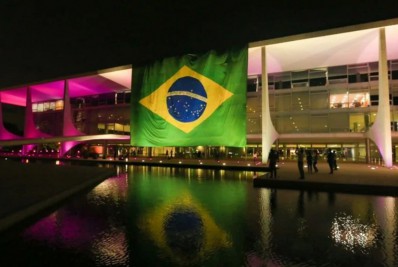 Bolsonaro manda estender bandeira no Palácio do Planalto