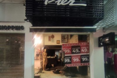 Criminosos invadem loja de roupas em Cabo Frio e furtam tudo