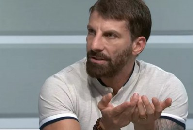 Comentarista da Globo vai às lágrimas com virada do Vasco: 'Dormi aqui debaixo da arquibancada'