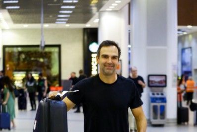 Com mala gigante, Tadeu Schmidt desembarca no Rio