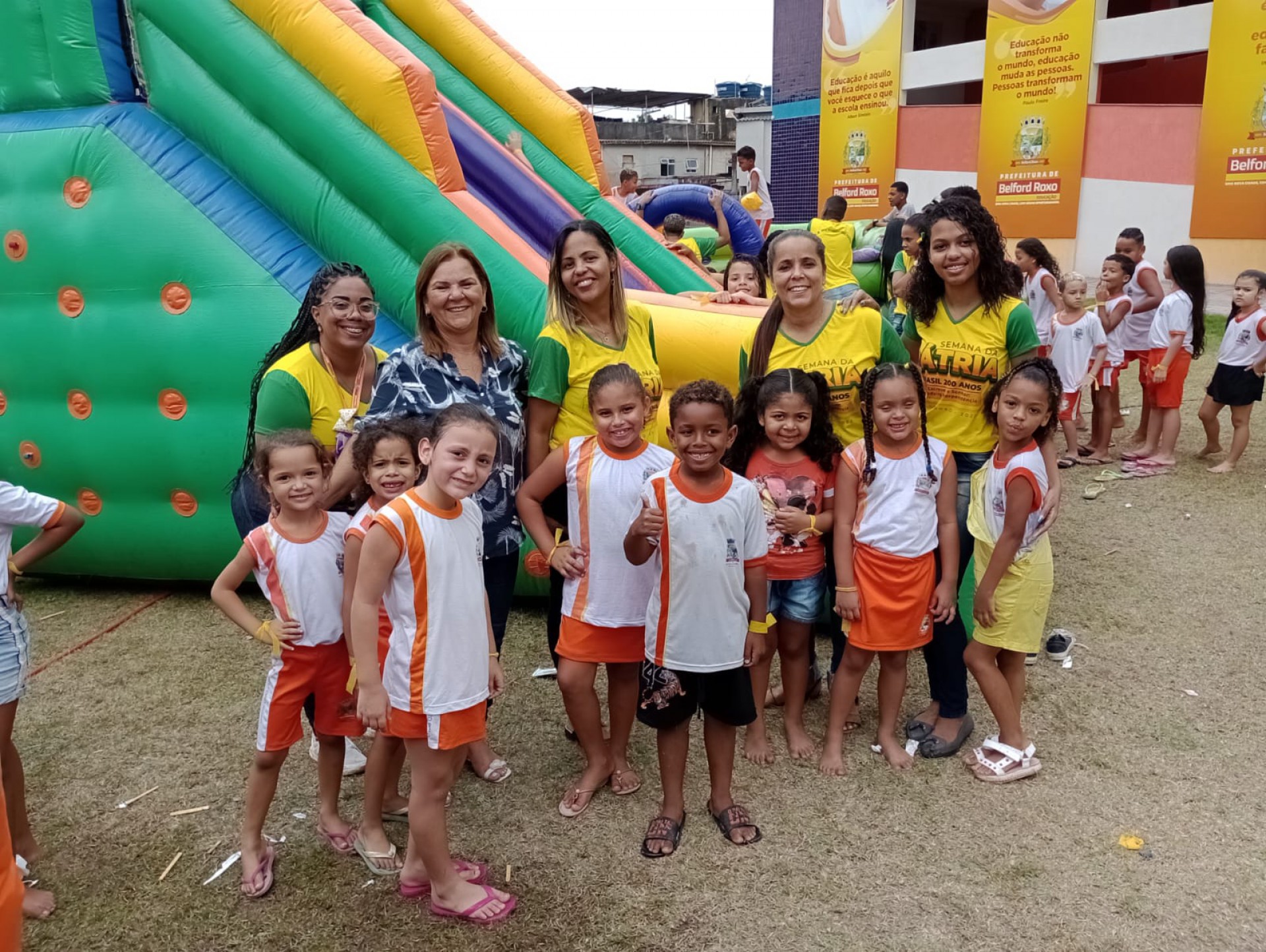 A diretora Eliane Calheiro da Escola Municipal José Mariano dos Passos, com os alunos festejando o Dia das Crianças - Divulgação